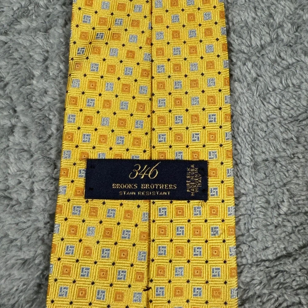 Brooks Brothers 346 Stain Resistant Yellow Geometric All Over Print Silk Men Tie